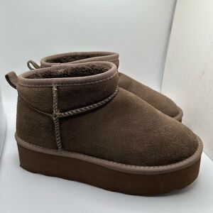 CUSHIONAIRE Women's Genuine Suede pull platform boot +Memory Foam 8 WIDE TAUPE